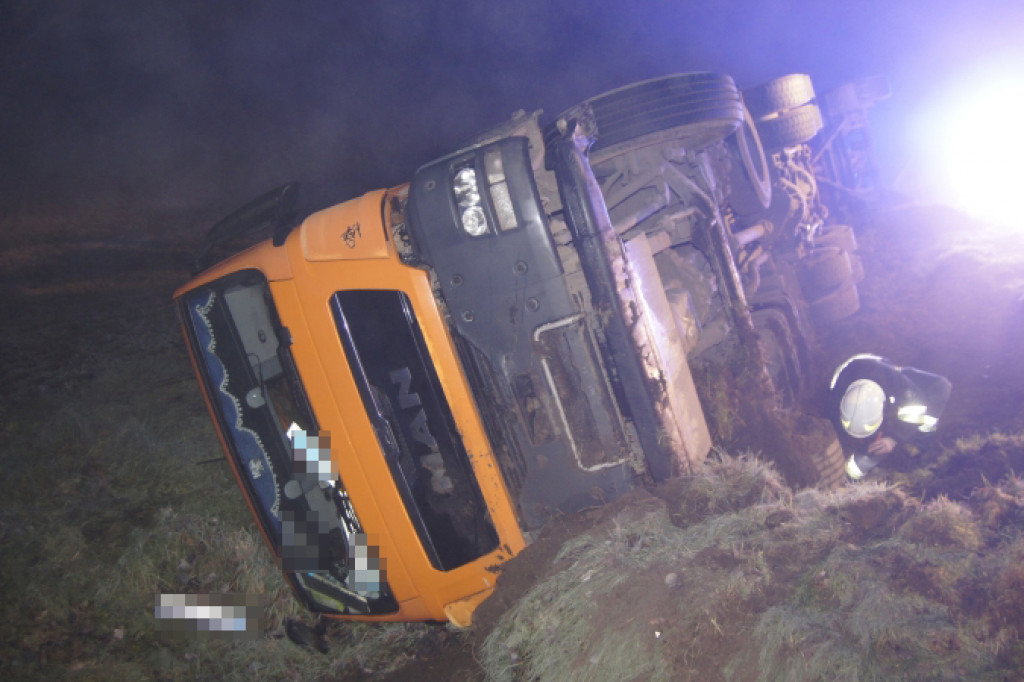 Ciężarówka z drewnem przewróciła się na bok