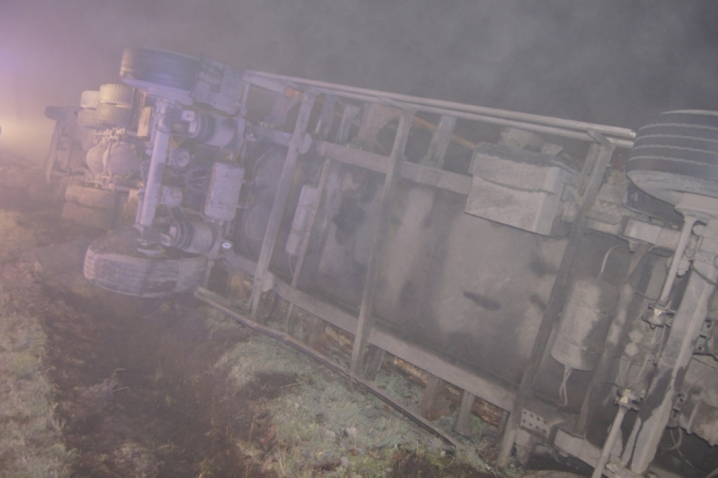 Ciężarówka z drewnem przewróciła się na bok