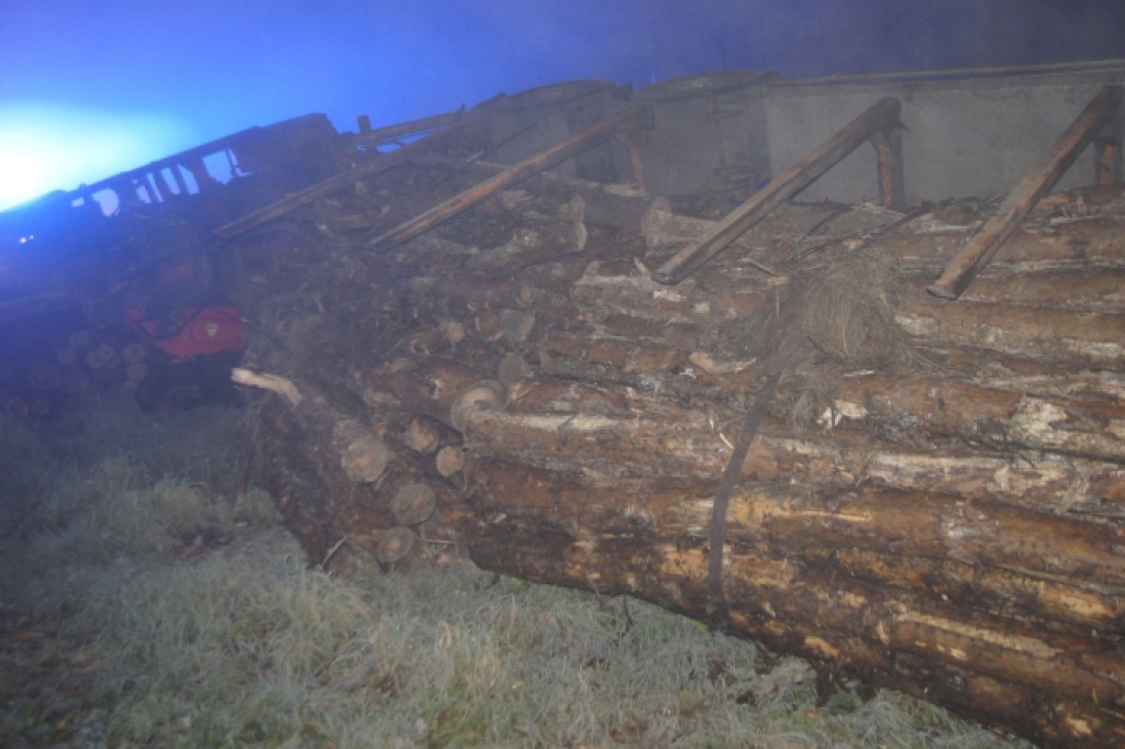 Ciężarówka z drewnem przewróciła się na bok