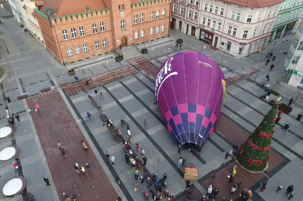 W centrum Szczecinka zaprezentowano nowy balon z reklamą miasta