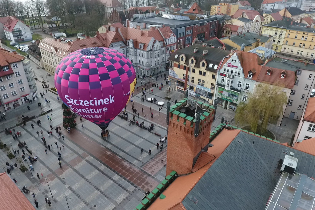 W centrum Szczecinka zaprezentowano nowy balon z reklamą miasta