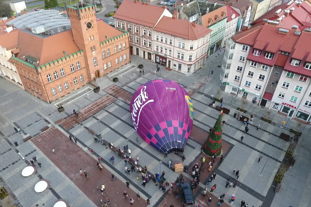 W centrum Szczecinka zaprezentowano nowy balon z reklamą miasta