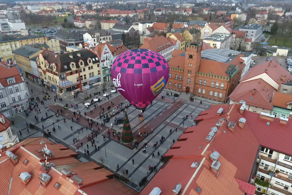 W centrum Szczecinka zaprezentowano nowy balon z reklamą miasta