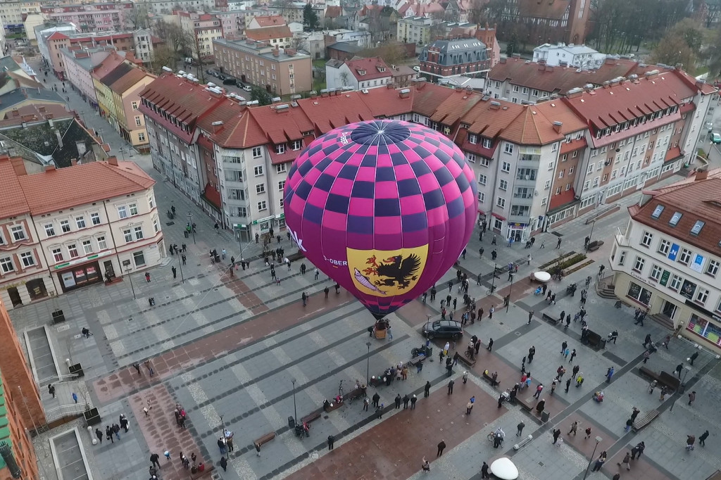 W centrum Szczecinka zaprezentowano nowy balon z reklamą miasta