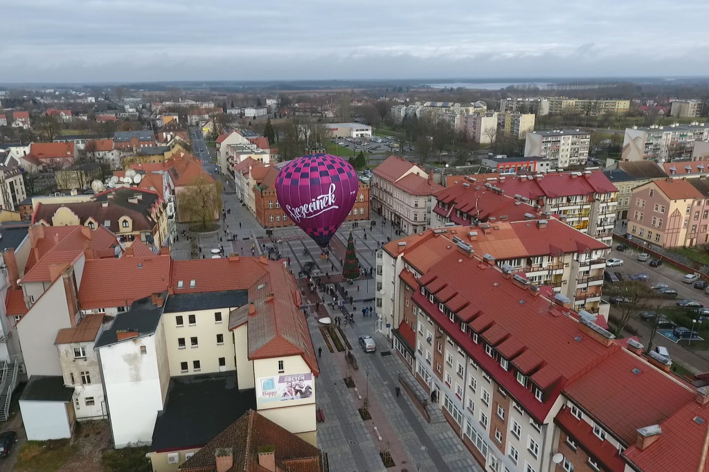 W centrum Szczecinka zaprezentowano nowy balon z reklamą miasta