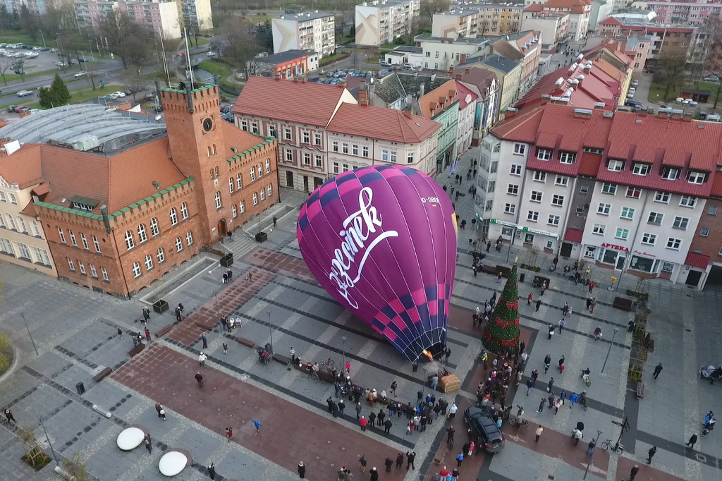 W centrum Szczecinka zaprezentowano nowy balon z reklamą miasta