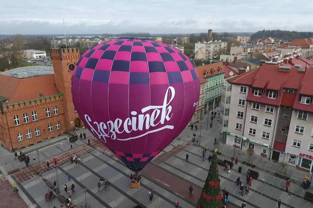 W centrum Szczecinka zaprezentowano nowy balon z reklamą miasta
