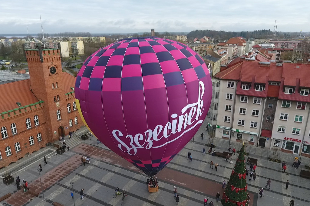 W centrum Szczecinka zaprezentowano nowy balon z reklamą miasta