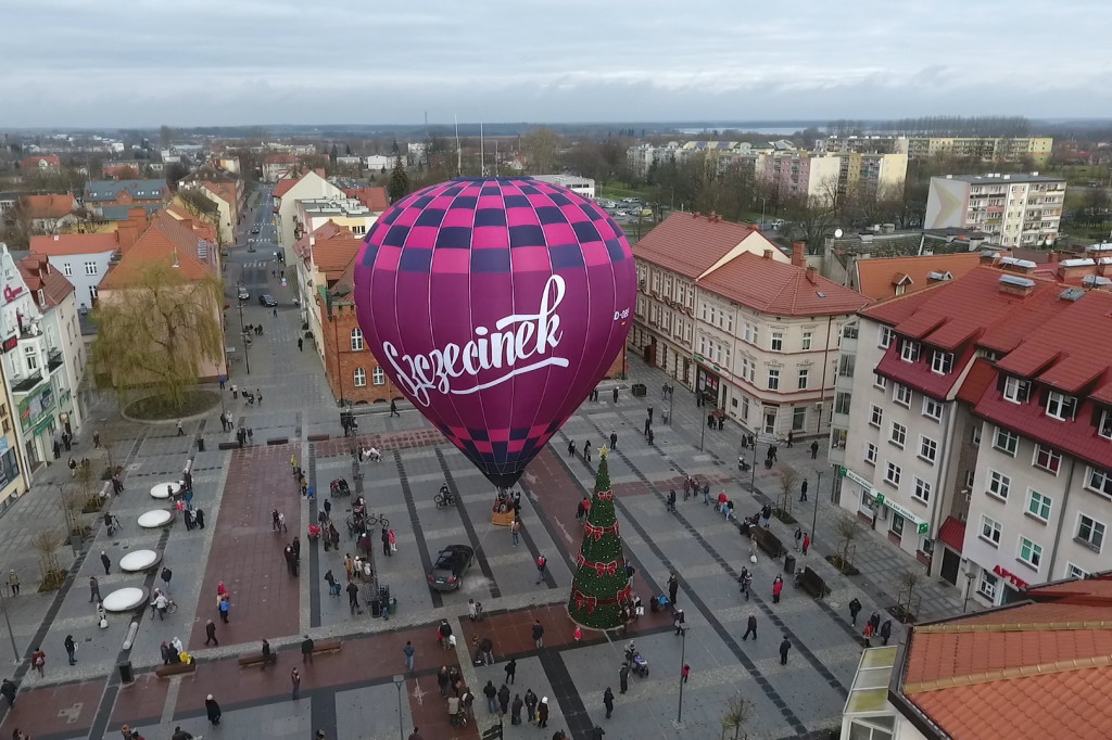 W centrum Szczecinka zaprezentowano nowy balon z reklamą miasta