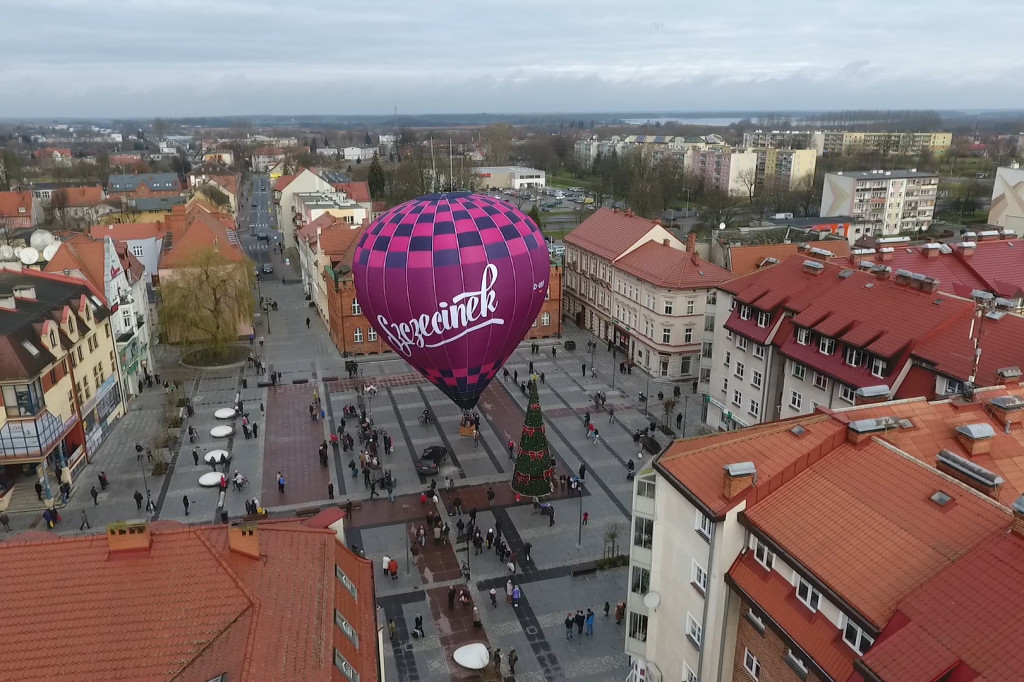 W centrum Szczecinka zaprezentowano nowy balon z reklamą miasta