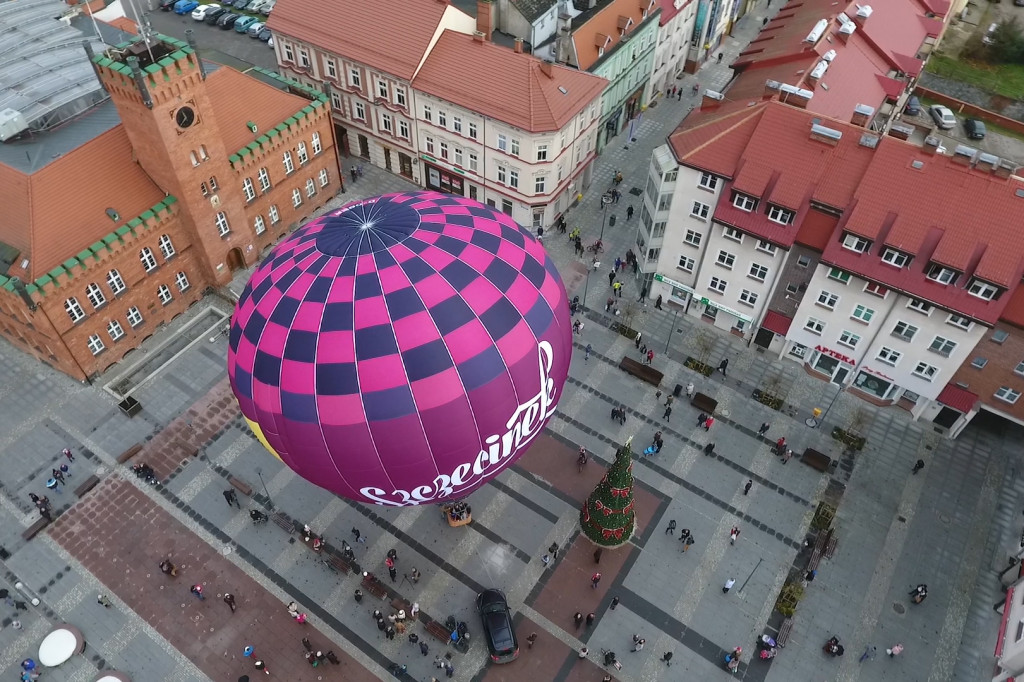 W centrum Szczecinka zaprezentowano nowy balon z reklamą miasta