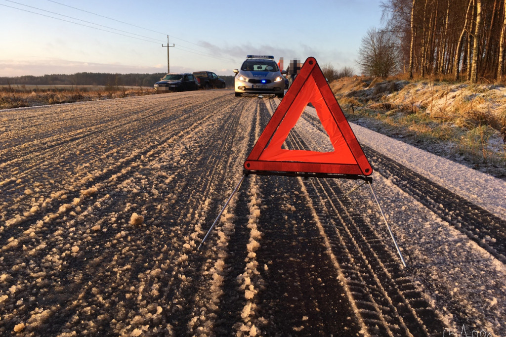 Ślisko i niebezpiecznie na drogach. Kolizja pod Dalęcinem