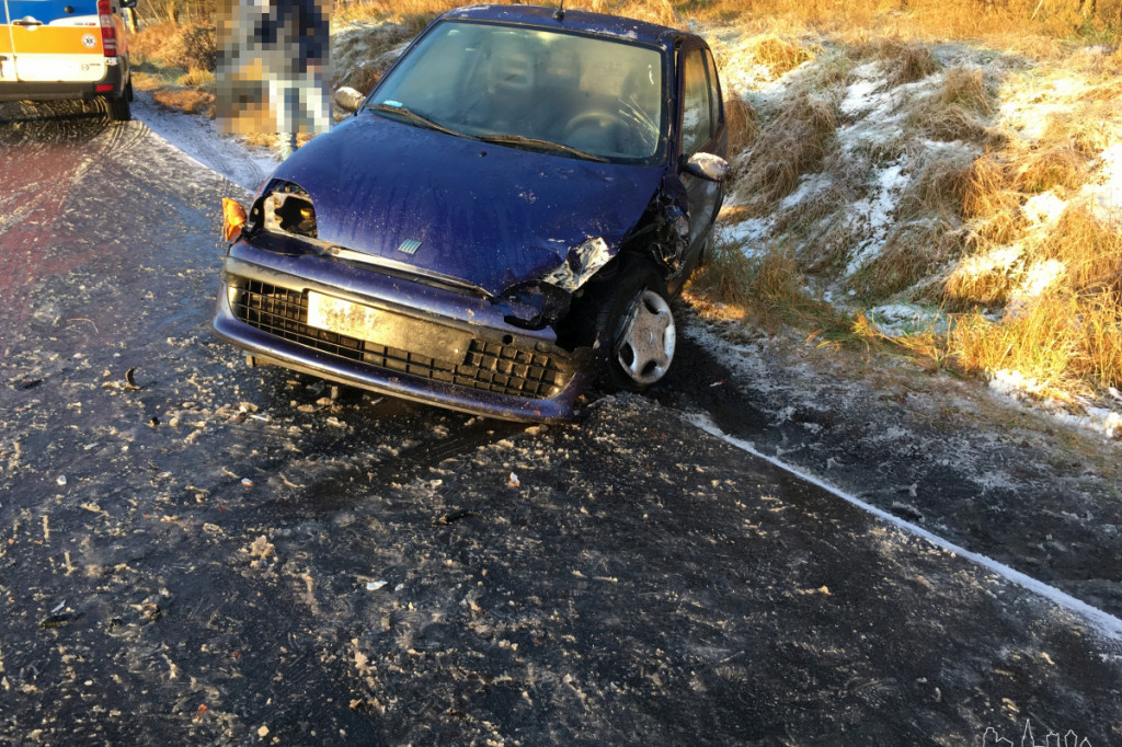 Ślisko i niebezpiecznie na drogach. Kolizja pod Dalęcinem