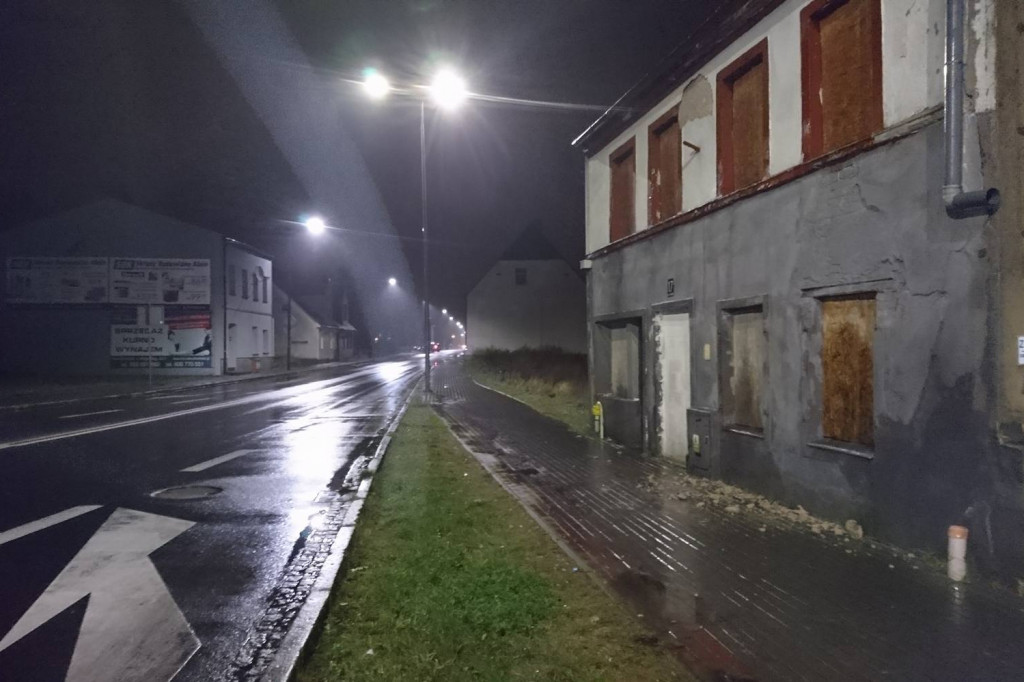 Tynk z kamienicy spada na głowy mieszkańców