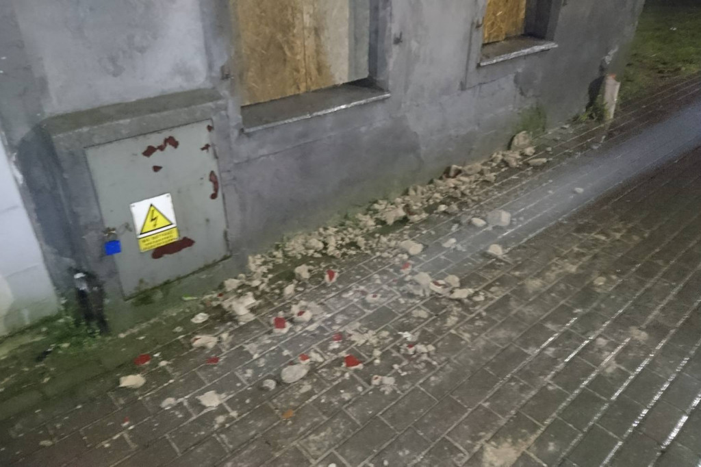 Tynk z kamienicy spada na głowy mieszkańców