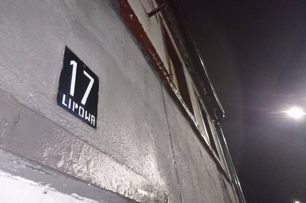 Tynk z kamienicy spada na głowy mieszkańców