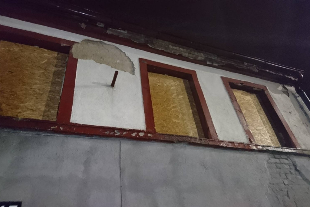 Tynk z kamienicy spada na głowy mieszkańców