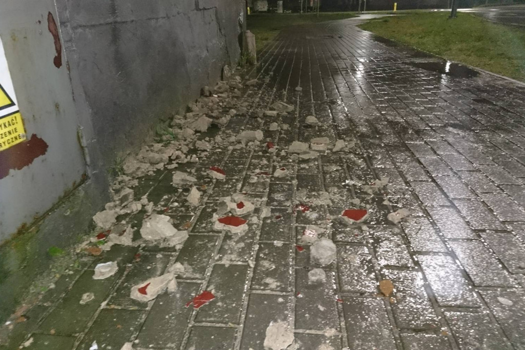 Tynk z kamienicy spada na głowy mieszkańców