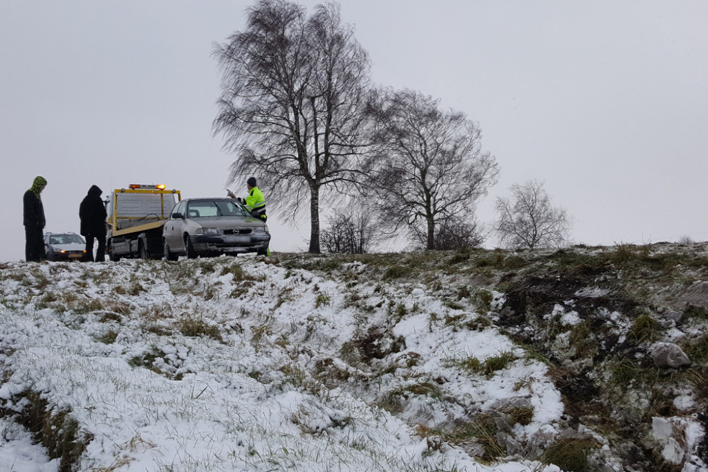 Poranne poślizgi na drogach