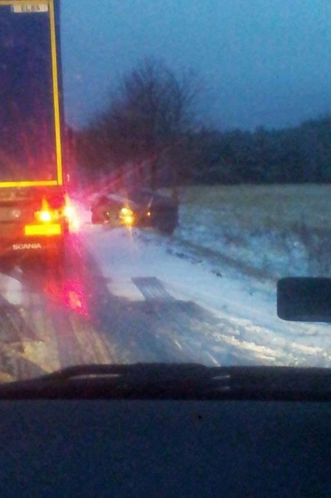 Poranne poślizgi na drogach