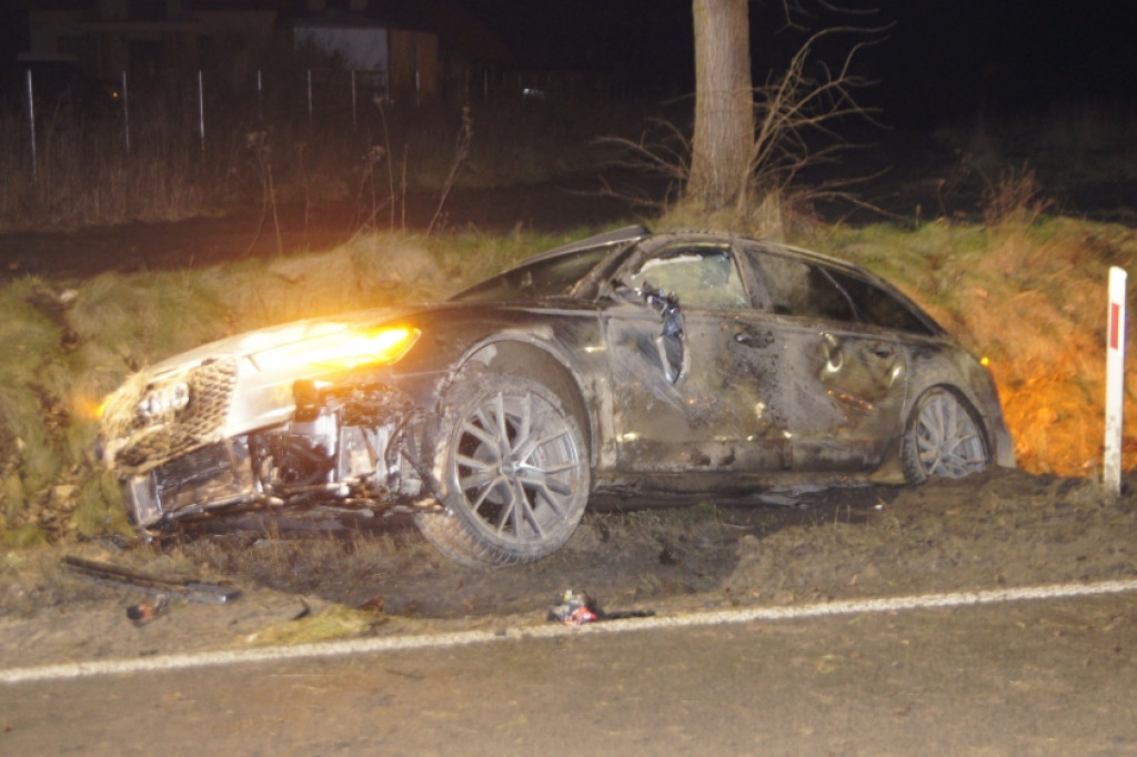 Rozbite luksusowe audi. Kierowca oddali się z miejsca