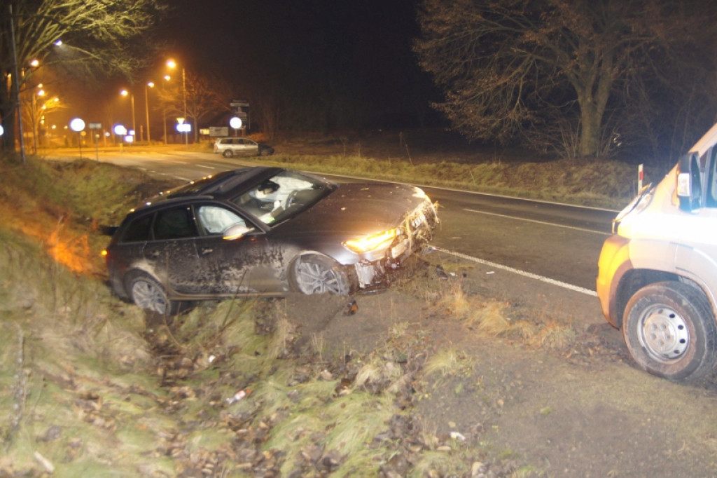 Rozbite luksusowe audi. Kierowca oddali się z miejsca