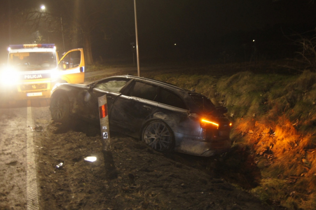 Rozbite luksusowe audi. Kierowca oddali się z miejsca