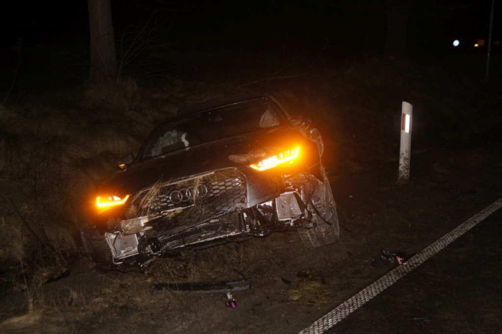 Rozbite luksusowe audi. Kierowca oddali się z miejsca