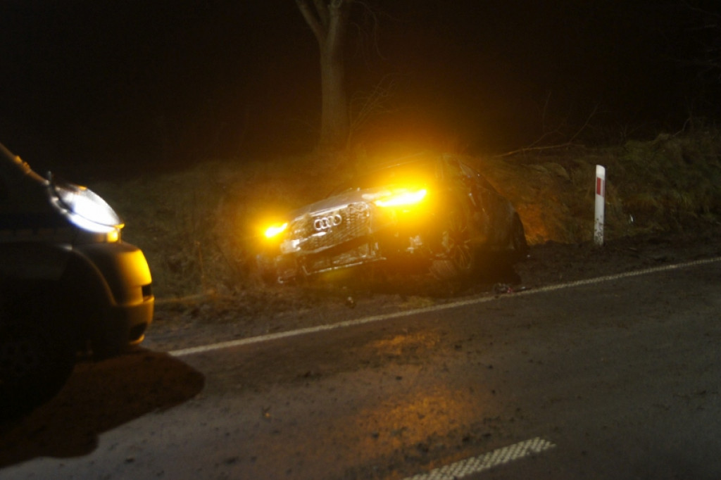 Rozbite luksusowe audi. Kierowca oddali się z miejsca