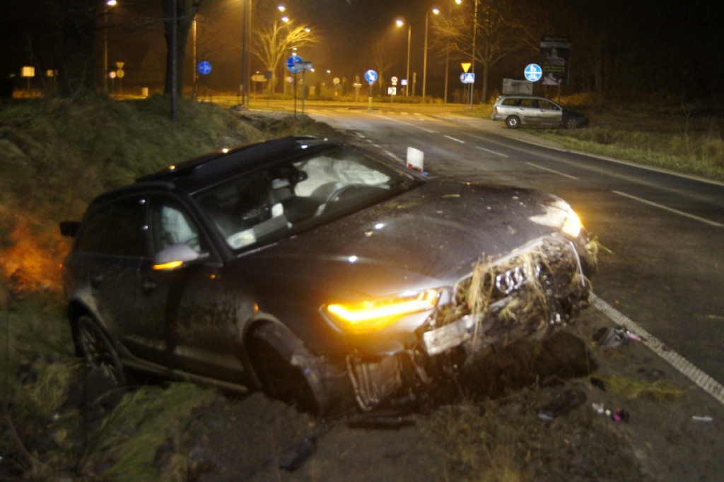 Rozbite luksusowe audi. Kierowca oddali się z miejsca