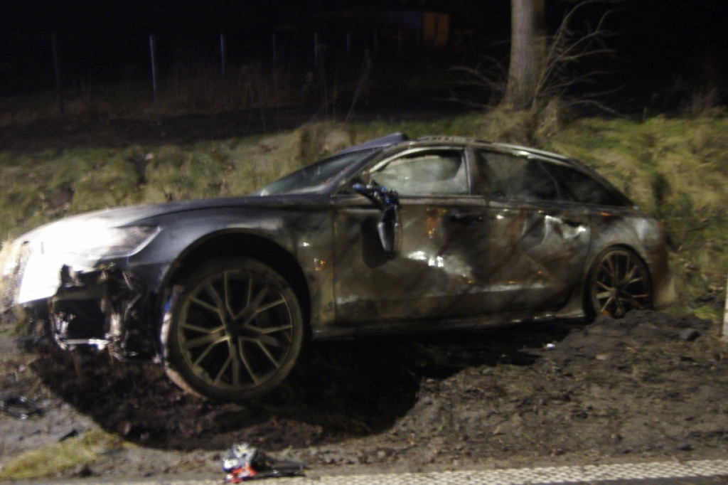 Rozbite luksusowe audi. Kierowca oddali się z miejsca