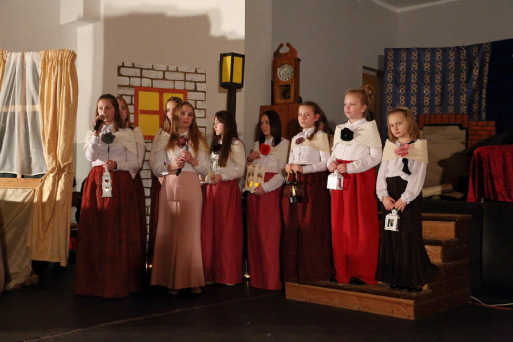 ?Opowieść wigilijna? w szkole w Łubowie