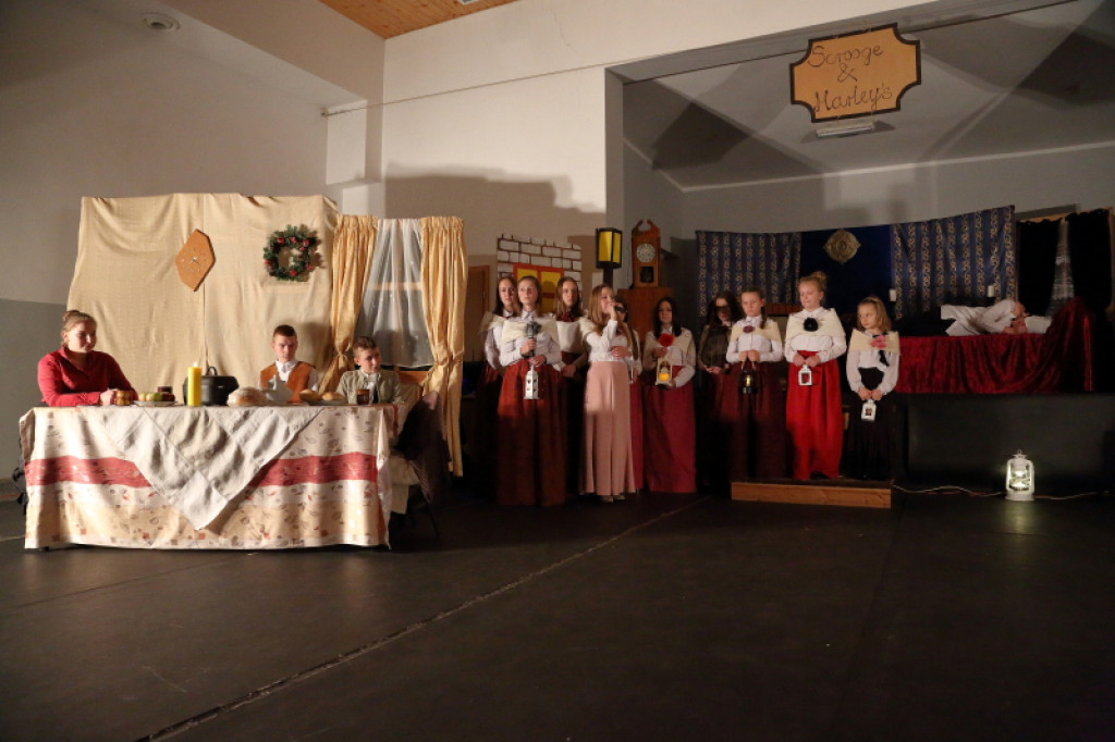 ?Opowieść wigilijna? w szkole w Łubowie