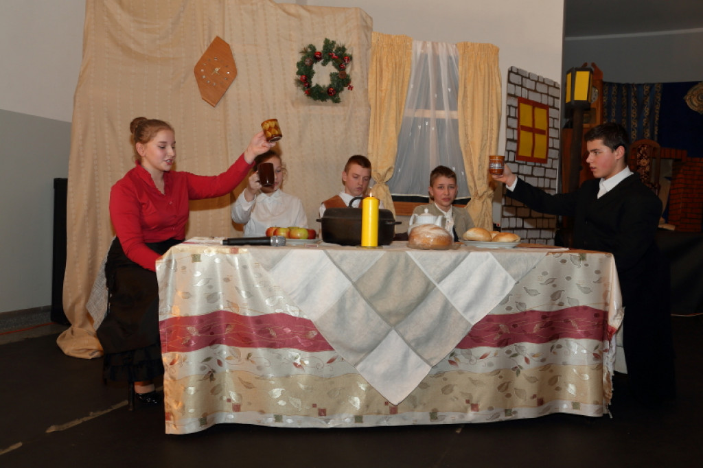 ?Opowieść wigilijna? w szkole w Łubowie