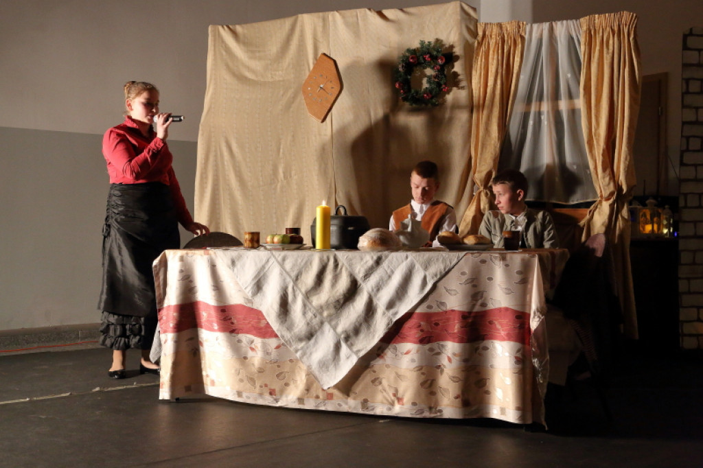 ?Opowieść wigilijna? w szkole w Łubowie