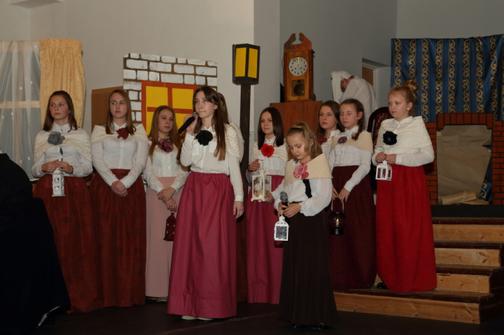 ?Opowieść wigilijna? w szkole w Łubowie