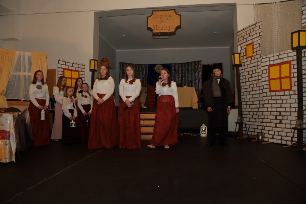 ?Opowieść wigilijna? w szkole w Łubowie