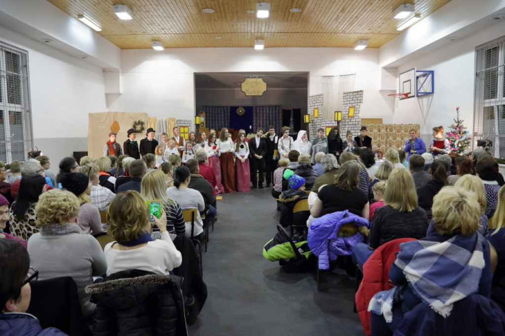 ?Opowieść wigilijna? w szkole w Łubowie