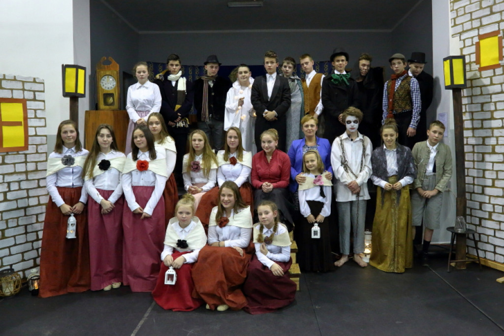 ?Opowieść wigilijna? w szkole w Łubowie