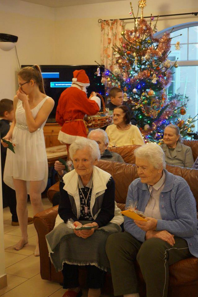 Uczniowie SOSW ze świąteczną wizytą u seniorów.