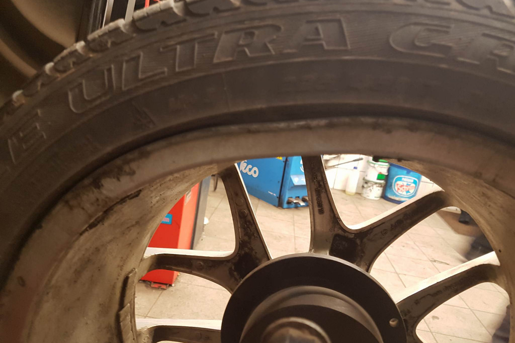Tydzień po zgłoszeniu dziura w jezdni nadal niezabezpieczona