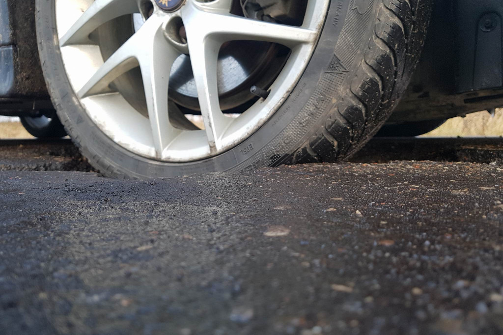 Tydzień po zgłoszeniu dziura w jezdni nadal niezabezpieczona