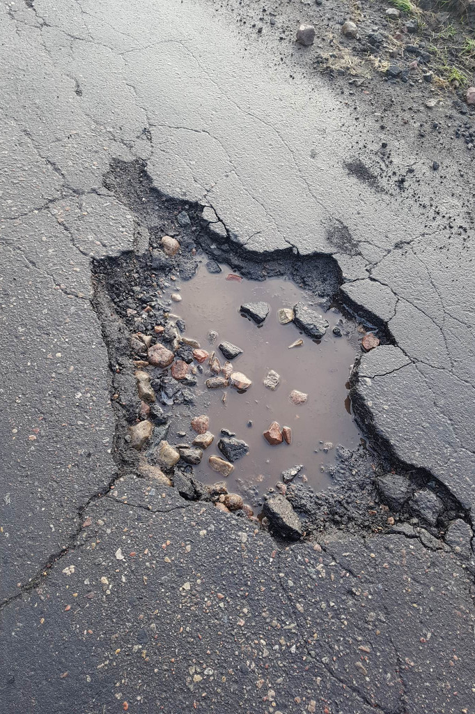 Tydzień po zgłoszeniu dziura w jezdni nadal niezabezpieczona