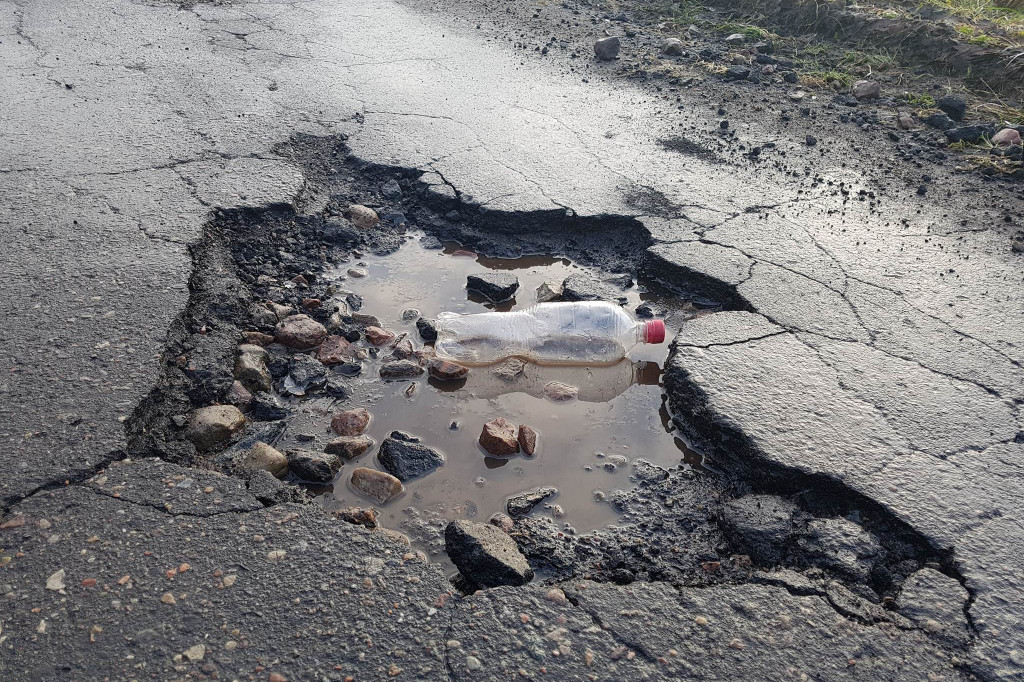 Tydzień po zgłoszeniu dziura w jezdni nadal niezabezpieczona