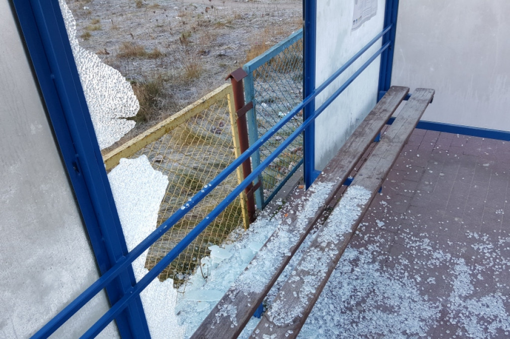 Kolejny zdewastowany przystanek