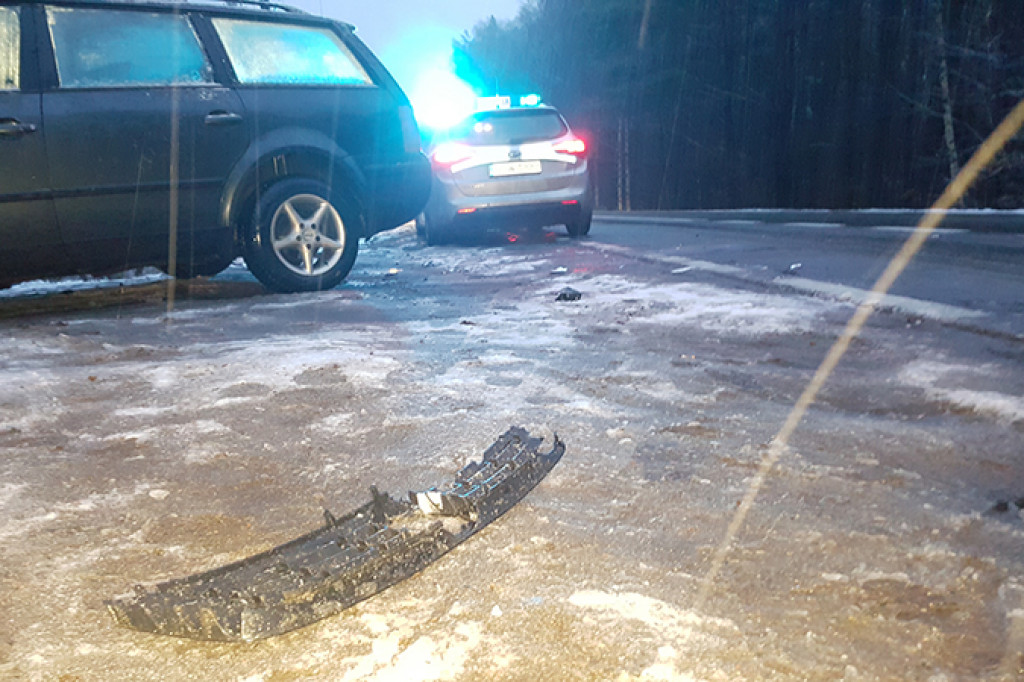 VW uderzył w opla. Stłuczka na krajowej ?dwudziestce?