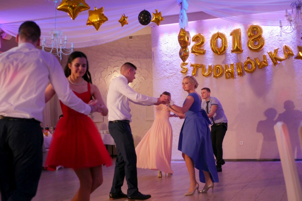 Studniówka 2018. Na balu bawili się maturzyści z ZS nr 2