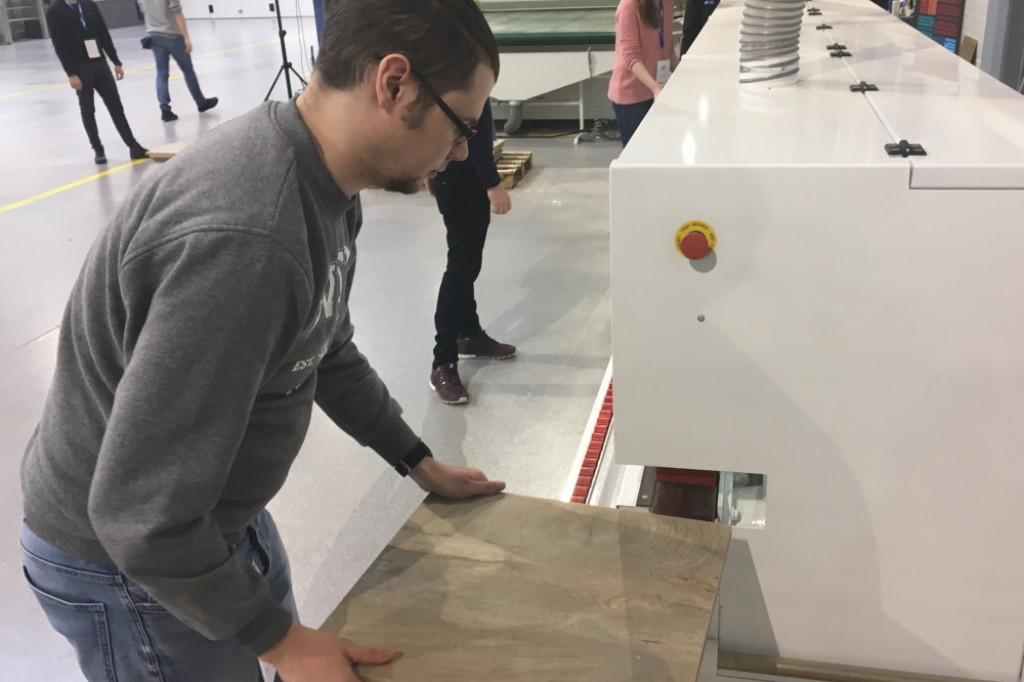 Studenci uczyli się robić meble w Kronospan Design Factory