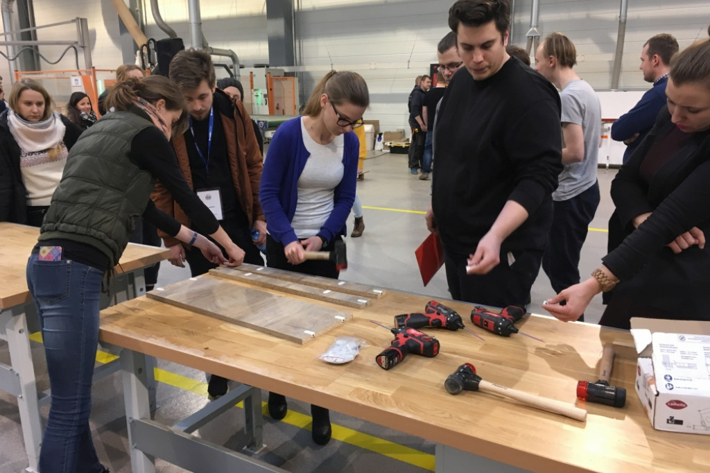 Studenci uczyli się robić meble w Kronospan Design Factory