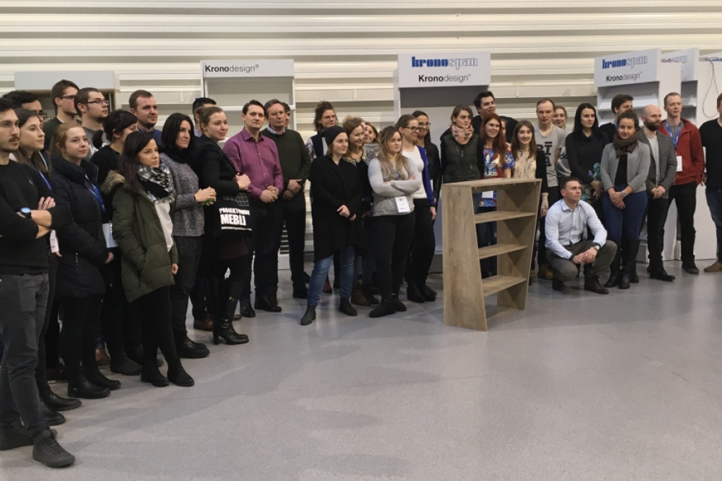 Studenci uczyli się robić meble w Kronospan Design Factory